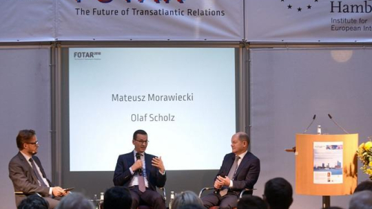 Premier Mateusz Morawiecki (C), wicekanclerz Niemiec oraz minister finansów Olaf Scholz (P) i moderator Heinrich Wefing (L) podczas dyskusji pt. „Europejska perspektywa na przyszłość stosunków transatlantyckich” w ramach konferencji FOTAR 2018 w Hamburgu. Fot. PAP/J. Kamiński