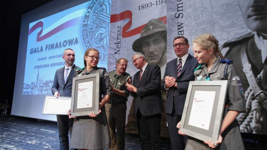 Gala finałowa I edycji konkursu Instytutu Pamięci Narodowej „Niezwyciężeni 1918-2018. Pokolenia Niepodległej” w Teatrze Polskim w Warszawie - prezes IPN Jarosław Szarek (2P), przewodniczący ZHR Grzegorz Nowik (4P) i zastępca dyrektora Biura Edukacji Narodowej IPN Waldemar Brenda (3P). Fot. PAP/L. Szymański