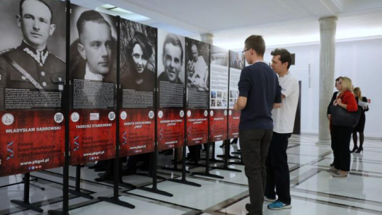  Wystaw pt. „100 identyfikacji na 100-lecie odzyskania Niepodległości”. Fot. PAP/P. Supernak