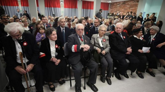 Uczestnicy Powstania Warszawskiego Wanda Traczyk-Stawska (2L), Anna Przedpełska-Trzeciakowska ps. "Grodzka" (4L), Zofia Gordon ps. „Iskra” (2P), łączniczka w Powstaniu Warszawskim Zofia Czekalska ps. „Sosenka” (P) podczas spotkania w Domu Wsparcia. Warszawa, 11.11.2018. Fot. PAP/L. Szymański