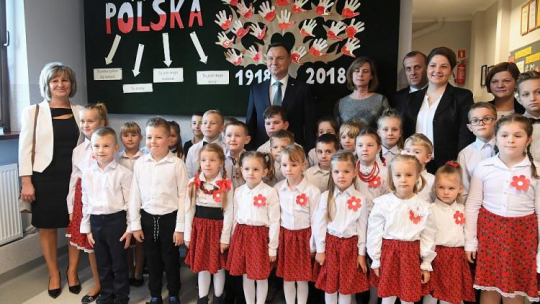 Prezydent Andrzej Duda podczas uroczystości 100. rocznicy odzyskania niepodległości i powrotu wsi orawskich do Polski zorganizowanej w szkole podstawowej im. Marii i Lecha Kaczyńskich w Podsarniu. Fot. PAP/J. Bednarczyk