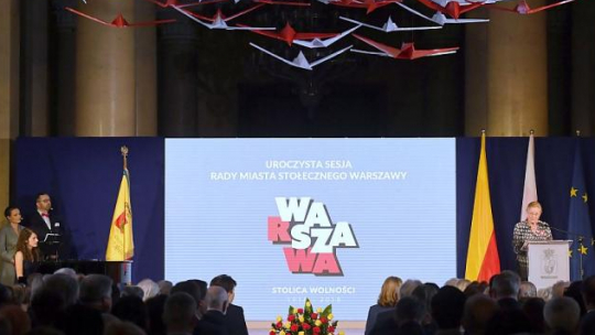 Uroczysta sesja Rady Warszawy z okazji 100. rocznicy odzyskania przez Polskę niepodległości. Fot. PAP/P. Nowak