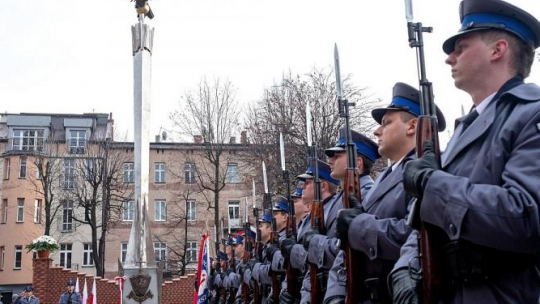 Pomnik poświęcony „Funkcjonariuszom służb mundurowych, urzędnikom państwowym i samorządowym, którzy poświęcili swoje życie w służbie Bogu, niepodległej ojczyźnie i społeczeństwu” odsłonięto i poświęcono w Sosnowcu. Fot. PAP/A. Grygiel