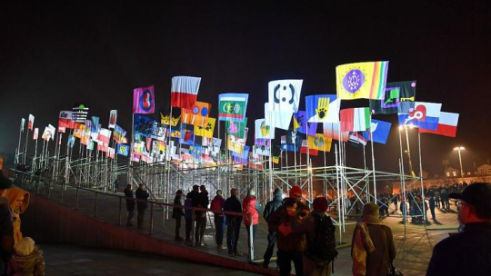 Instalacja „Sto flag na sto lat” zorganizowana w ramach obchodów stulecia odzyskania przez Polskę niepodległości na placu Solidarności w Szczecinie. Fot. PAP/M. Bielecki