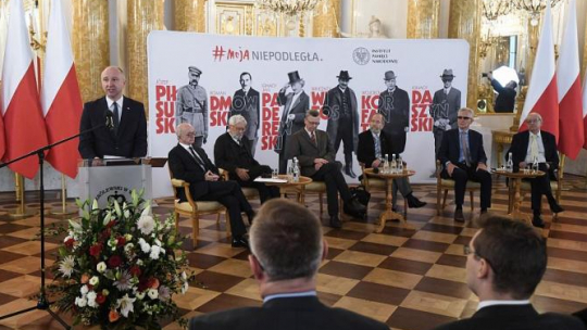 Debata historyków pt. „Sto lat z tysiąclecia. Drogi do niepodległej” na Zamku Królewskim w Warszawie, od lewej: podsekretarz stanu w KPRP Wojciech Kolarski, prof. Włodzimierz Suleja, prof. Marek Barański, dyrektor Zamku Królewskiego prof. Wojciech Fałkowski, prof. Edward Opaliński, prof. Andrzej Chwalba, prof. Wojciech Roszkowski. Fot. PAP/B. Zborowski