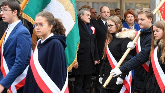 Wicepremier, minister kultury Piotr Gliński (C) podczas uroczystości zawieszenia wiechy w muzeum im. Józefa Piłsudskiego w Sulejówku. Fot. PAP/P. Nowak