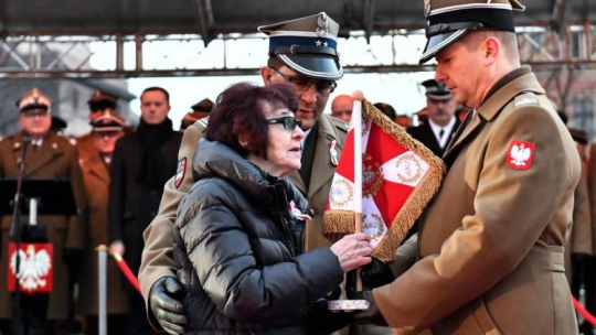 Matka chrzestna sztandaru AWL, córka rotmistrza Witolda Pileckiego, Zofia Pilecka-Optułowicz (C) podczas uroczystego wręczenia nowego sztandaru Akademii Wojsk Lądowych oraz obchodów Dnia Podchorążego. Fot. PAP/M. Kulczyński