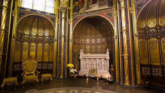 Sarkofag Mieszka I i Bolesława Chrobrego w Złotej Kaplicy w Archikatedrze świętych Apostołów Piotra i Pawła w Poznaniu. Fot. PAP/M. Zakrzewski