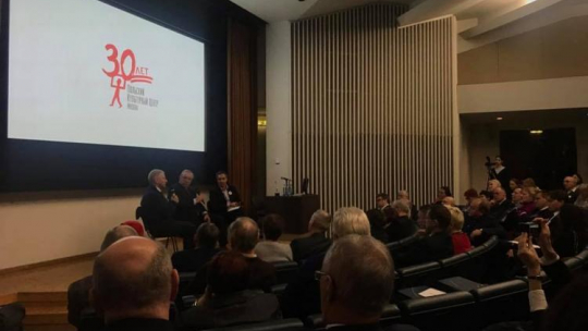 Konferencja poświęcona 30-leciu Instytutu Polskiego w Moskwie. Na scenie: Aleksander Gurjanow, Krzysztof Zanussi, Dariusz Klechowski. Źródło: www.facebook.com/kulturapolshi