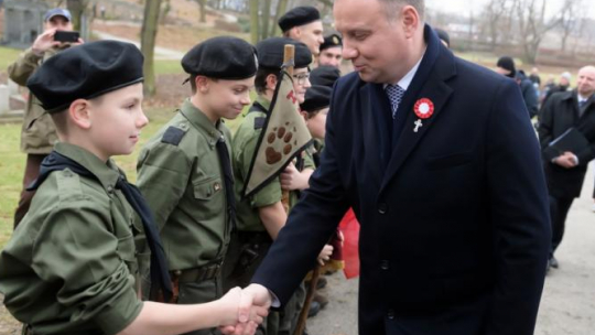 Poznań, 27.12.2018. Prezydent Andrzej Duda z harcerzami na Cmentarzu Zasłużonych Wielkopolan, gdzie złożył wieniec na mogile pierwszego dowódcy zrywu, gen. Stanisława Taczaka. W Poznaniu odbywają się obchody 100. rocznicy wybuchu Powstania Wielkopolskiego. Fot. PAP/J. Kaczmarczyk