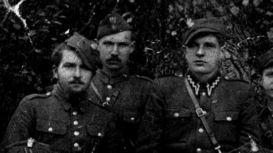 Żołnierz podziemia niepodległościowego Antoni Wąsowicz ps. Roch (pośrodku). Źródło: IPN