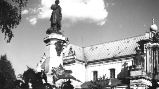 Warszawa, pomnik Adama Mickiewicza. Lata 60., dokładny czas nieznany. Fot. PAP/M. Sokołowski 