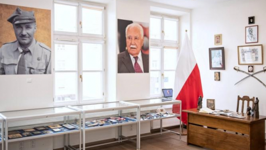 Lublin, 19.12.2018. Otwarcie Gabinetu im. Prezydenta Ryszarda Kaczorowskiego w Urzędzie Wojewódzkim. W gabinecie znajdują się pamiątki przekazane przez rodzinę prezydenta Kaczorowskiego. Fot. PAP/W. Pacewicz