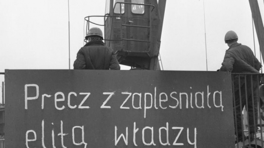 Szczecin, 1970 12 17. Grudzień 1970 - bunt robotniczy w Polsce. Fot. PAP/A. Witusz