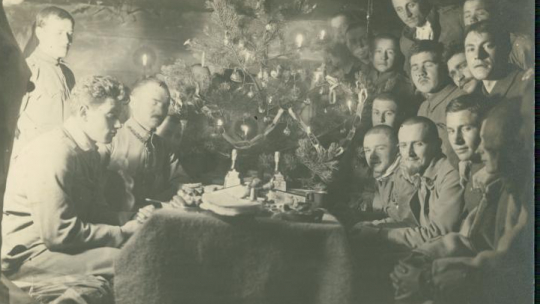 Wigilia w okopie, Karasin, 1916, Legiony Polskie, I Brygada. Źródło: Cyfrowa Biblioteka Narodowa/Polona.pl