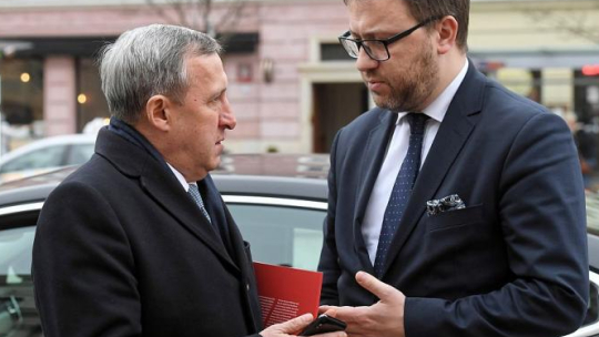 Wiceszef MSZ Bartosz Cichocki (P) i ambasador Ukrainy w Polsce Andrij Deszczyca. 11.2018. Fot. PAP/P. Nowak
