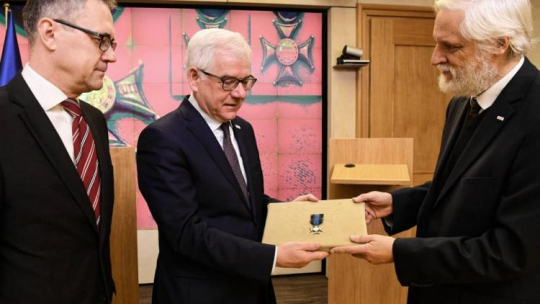 Minister spraw zagranicznych Jacek Czaputowicz, wnuk Józefa Piłsudskiego Krzysztof Jaraczewski i dyrektor Muzeum Józefa Piłsudskiego w Sulejówku Robert Supeł podczas uroczystości przekazania orderu Virtuti Militari, który należał do Aleksandry Piłsudskiej do Muzeum Piłsudskiego w Sulejówku. PAP/P. Nowak