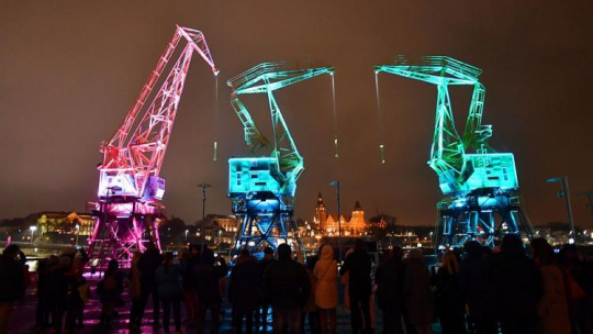 Premierowy pokaz iluminacji „dźwigozaurów”, zabytkowych dźwigów na szczecińskiej Łasztowni. Fot. PAP/M. Bielecki