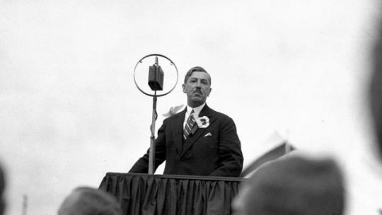 Eugeniusz Kwiatkowski przemawia podczas obchodów Święta Morza w Gdyni. 1932 r. Fot. NAC
