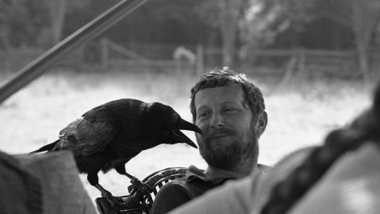 Lech Wilczek z krukiem Koraskiem. 1974 r. Fot. PAP/M. Musiał