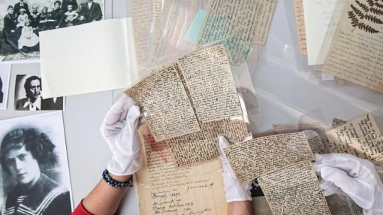 Eksponaty z kolekcji blisko 200 grypsów, jaką w darze od rodziny Antoniny Grygowej otrzymało Państwowe Muzeum na Majdanku. Fot. PAP/W. Pacewicz