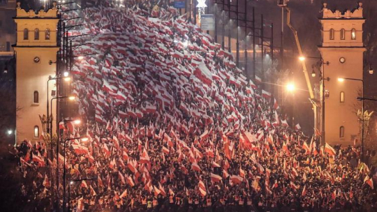 Uczestnicy marszu zorganizowanego przez Stowarzyszenie Marsz Niepodległości przechodzą przez Most Poniatowskiego w Warszawie. 11.11.2018. Fot. PAP/L. Szymański