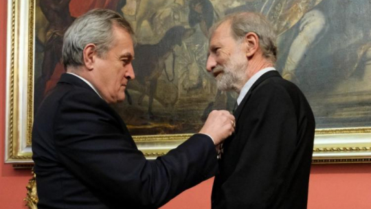  Poznań, 04.12.2018. Wicepremier, minister kultury i dziedzictwa narodowego Piotr Gliński (L) wręcza byłemu dyrektorowi MNP, prof. UAM dr hab. Wojciechowi Suchockiemu (P) Krzyż Oficerski Orderu Odrodzenia Polski podczas spotkania dyrektorów muzeów w Muzeum Narodowym w Poznaniu. Fot. PAP/J. Kaczmarczyk