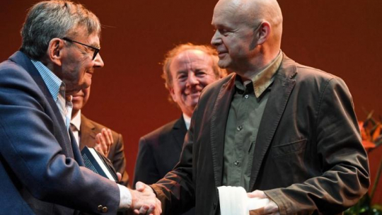 Warszawa, 04.12.2018. Współtwórca Muzeum POLIN Marian Turski (L) oraz laureat nagrody Tomasz Wiśniewski (P) podczas uroczystości wręczenia Nagrody POLIN w Muzeum Historii Żydów Polskich POLIN w Warszawie. Fot. PAP/P. Nowak