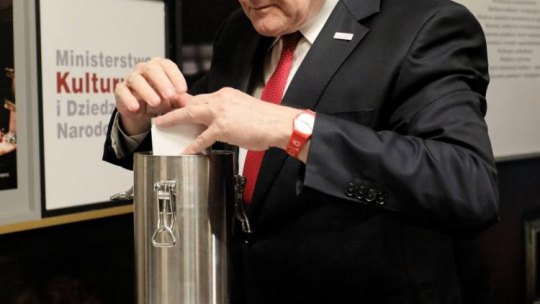  Warszawa, 05.12.2018. Wicepremier, minister kultury Piotr Gliński podczas uroczystości zakopania kapsuły czasu z okazji 100-lecia Ministerstwa Kultury i Dziedzictwa Narodowego, w siedzibie MKiDN w Warszawie. Fot. PAP/P. Supernak 