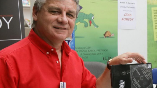 Dionizy Piątkowski z książka "Czas Komedy" podczas V Warszawskich Targów Książki w 2014 r. PAP/P. Supernak