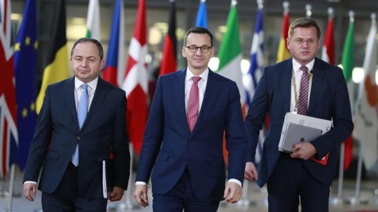 Premier Mateusz Morawiecki (C) w drodze na posiedzenie Rady Europejskiej. Bruksela, 13.12.2018. Fot. PAP/EPA