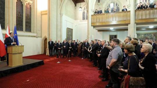 Premier RP Mateusz Morawiecki (L) podczas spotkania z Polonią w Londynie. 20.12.2018. Fot. PAP/P. Supernak