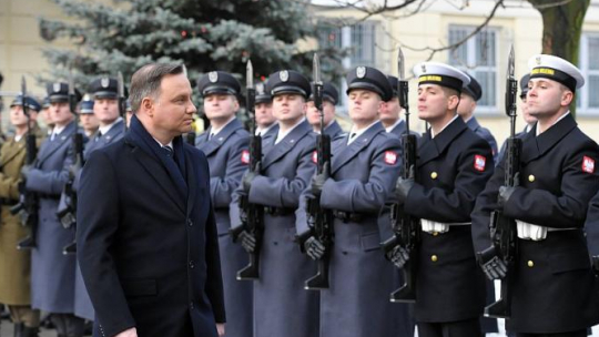 Prezydent RP Andrzej Duda uczestniczy w uroczystym apelu, w związku z wejściem w życie nowego systemu kierowania i dowodzenia Siłami Zbrojnymi RP w Sztabie Generalnym WP w Warszawie. Fot. PAP/J. Turczyk