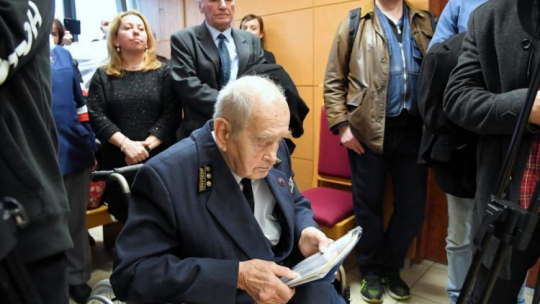 Kombatant, żołnierz AK Zbigniew Radłowski (C) na sali rozpraw Sądu Okręgowego w Krakowie. Fot. PAP/J. Bednarczyk