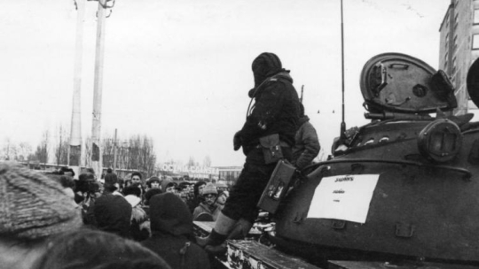 Czołgi przed Stocznią Gdańską. Źródło: IPN
