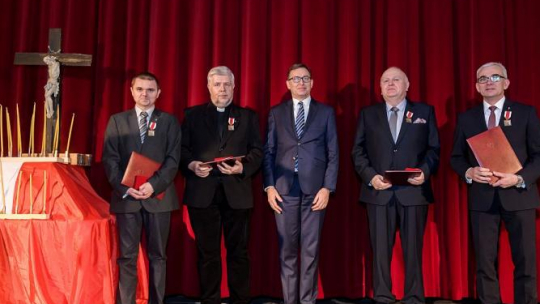 Prezes IPN dr Jarosław Szarek (C) oraz uhonorowani nagrodami IPN „Świadek Historii”: Przemysław Bartkowiak (L), ks. Roman Dworacki (2L), dr Zdzisław Kościański (2P) i Tomasz Łęcki (P) podczas gali w poznańskim kinie Rialto. Fot. PAP/J. Kaczmarczyk