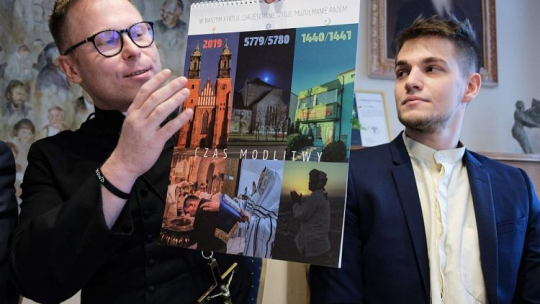 Koordynator projektu, odpowiedzialny w Archidiecezji Poznańskiej za dialog z islamem o. dr Marcin Wrzos OMI (L) i przedstawiciel poznańskiej wspólnoty muzułmańskiej Omar Abdel Fattah podczas prezentacji kalendarza „W naszym fyrtlu. Chrześcijanie, żydzi, muzułmanie razem". Fot. PAP/J. Kaczmarczyk