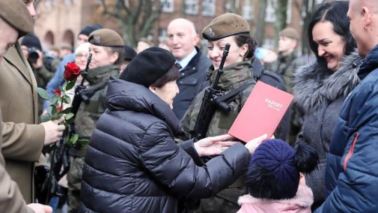 Córka rotmistrza Witolda Pileckiego Zofia Pilecka-Optułowicz (C) podczas przysięgi 6. Mazowieckiej Brygady Obrony Terytorialnej w Muzeum Żołnierzy Wyklętych i Więźniów Politycznych PRL w Warszawie. Fot. PAP/T. Gzell
