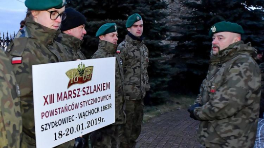 Uczestnicy Marszu Szlakiem Powstańców Styczniowych podczas uroczystości w Szydłowcu. 18.01.2019. Fot. PAP/P. Polak