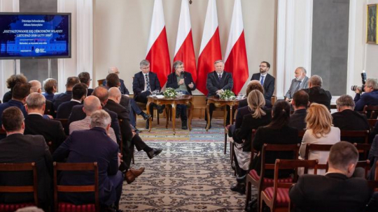 Uczestnicy debaty „Kształtowanie się ośrodków władzy – listopad 1918 – luty 1919”. Źródło: IPN/M. Jurkiewicz