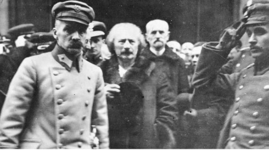 Naczelnik Państwa Józef Piłsudski (1. z lewej), premier Ignacy Paderewski (2. z lewej), minister spraw wewnętrznych Stanisław Wojciechowski (3. z lewej) oraz adiutant Naczelnika Państwa porucznik Tadeusz Kasprzycki (1. z prawej) po uroczystym nabożeństwie w katedrze św. Jana. Źródło: NAC