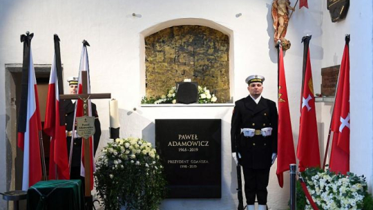 Urna z prochami prezydenta Gdańska Pawła Adamowicza spoczęła w kaplicy świętego Marcina w Bazylice Mariackiej w Gdańsku. Fot. PAP/A. Warżawa