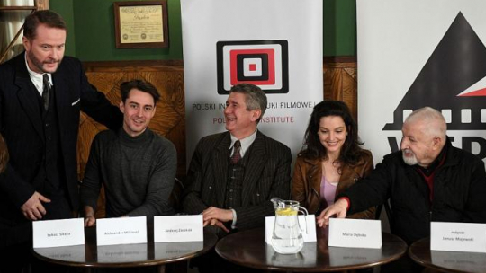 Od lewej: aktorzy Łukasz Sikora, Artur Żmijewski, Aleksandar Milicevic, Andrzej Zieliński oraz aktorka Maria Dębska i reżyser Janusz Majewski podczas spotkania nt. filmu „Czarny mercedes”. Fot. PAP/R. Pietruszka