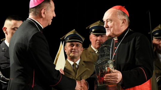 Biskup polowy Wojska Polskiego Józef Guzdek (L) wręcza nagrodę Benemerenti dla Archidiecezji Warszawskiej metropolicie warszawskiemu kard. Kazimierzowi Nyczowi. Fot. PAP/R. Pietruszka