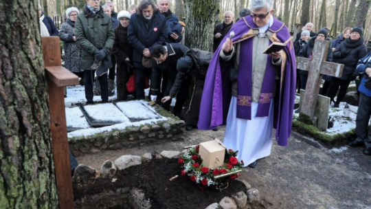 Ksiądz Andrzej Luter (C), Jan Maria Tomaszewski (4L) podczas pogrzebu Ireny Dziedzic na cmenatrzu w podwarszawskich Laskach. Fot. PAP/T. Gzell