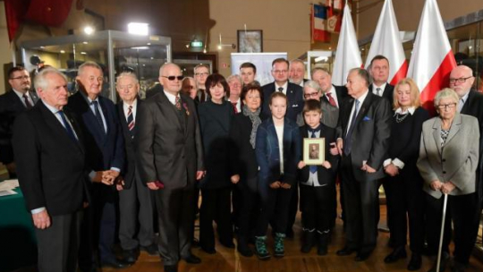 Szef Urzędu ds. Kombatantów i Osób Represjonowanych Jan Józef Kasprzyk (C) pozuje do pamiątkowego zdjęcia podczas uroczystości przekazania odznaczeń państwowych Weteranom Walk o Niepodległość Rzeczypospolitej Polskiej i osobom zasłużonym dla środowisk kombatanckich. Fot. PAP/R. Pietruszka