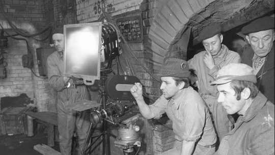 Kazimierz Kutz (C) podczas pracy na planie filmu „Perła w koronie”. 1971 r. Fot. PAP/CAF/K. Seko 