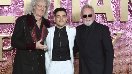 Amerykański aktor Rami Malek, który gra rolę Freddie'ego Mercury, pozuje z członkami zespołu Queen Rogerem Taylorem i Brianem May'em. Fot. PAP/EPA