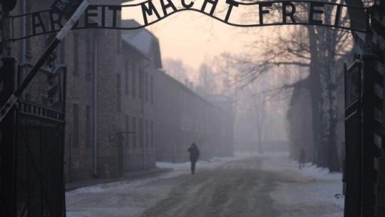 Oświęcim. Brama byłego obozu Auschwitz I. Fot. PAP/A. Grygiel
