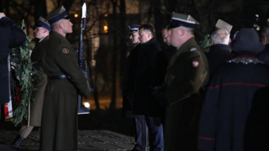 Warszawa, 22.01.2019. Szef MON Mariusz Błaszczak (C) podczas Apelu Pamięci i złożenia wieńców przy głazie pamiątkowym w miejscu stracenia przywódców powstania na warszawskiej Cytadeli, w ramach obchodów 156. rocznicy Powstania Styczniowego. PAP/T. Gzell